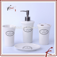 Stock Set d&#39;accessoires de bain en porcelaine